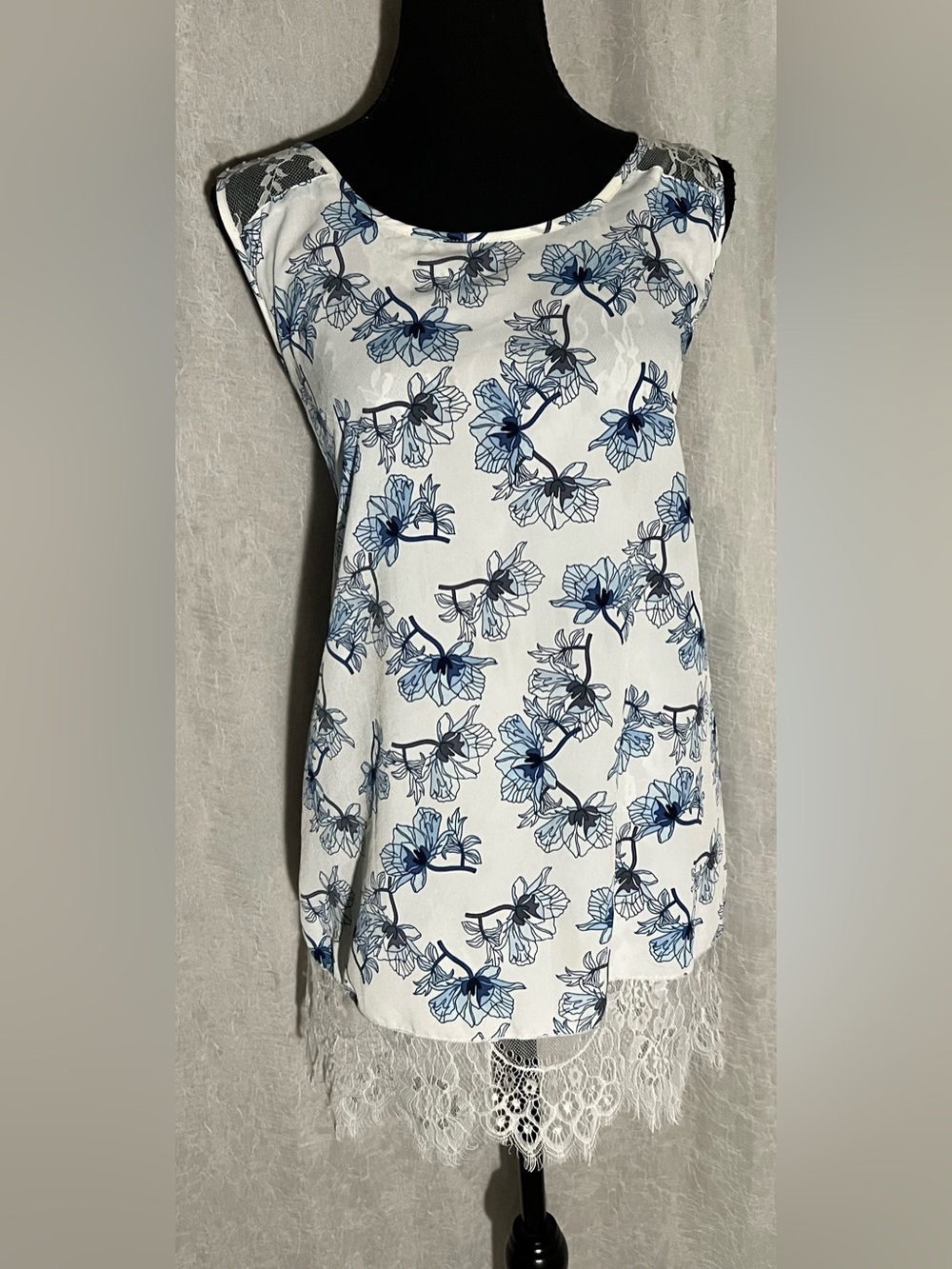 Women's White Sleeveless Floral Lace-Hem Top - Blue Print